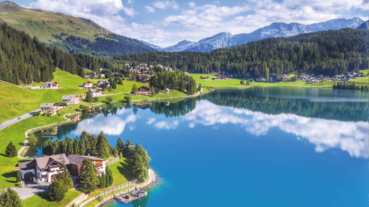 Graubünden Bergpanorama mit Panoramazug und majestätischen Alpen - Traumhafte Schweizer Berglandschaft